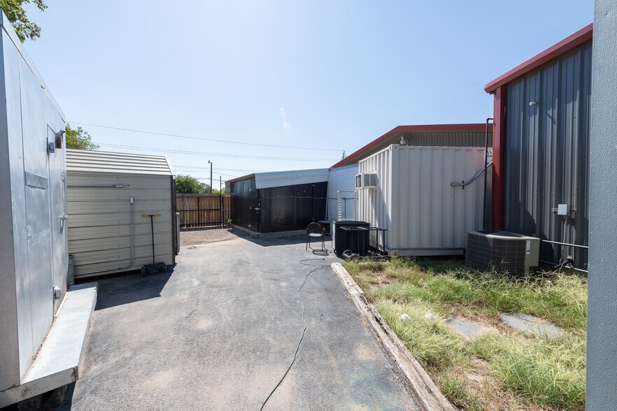 More Photos Of 1402 Old Iowa Park, Wichita Falls Specialty For Lease