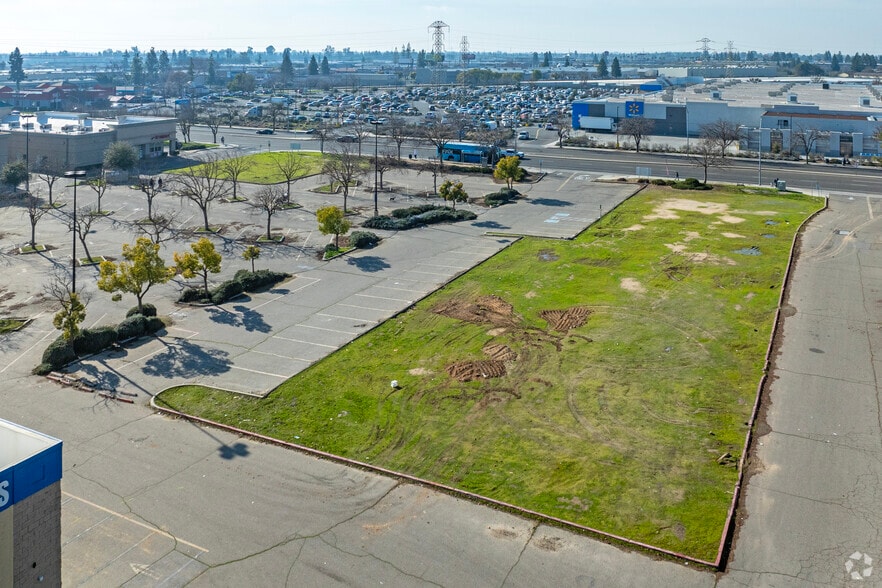 More Photos Of 3732 W Shaw Ave, Fresno Land For Lease