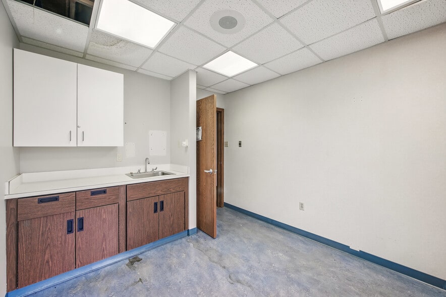 More Photos Of 2000 Green St, Farrell Medical For Sale