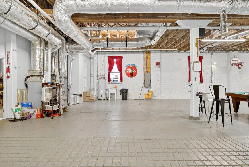 More Photos Of 109 7th Ave E, Springfield Flex For Sale