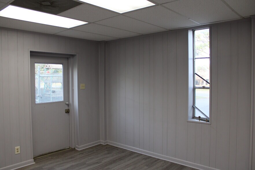 More Photos Of 6112 Patterson Rd, Little Rock Light Distribution For Sale