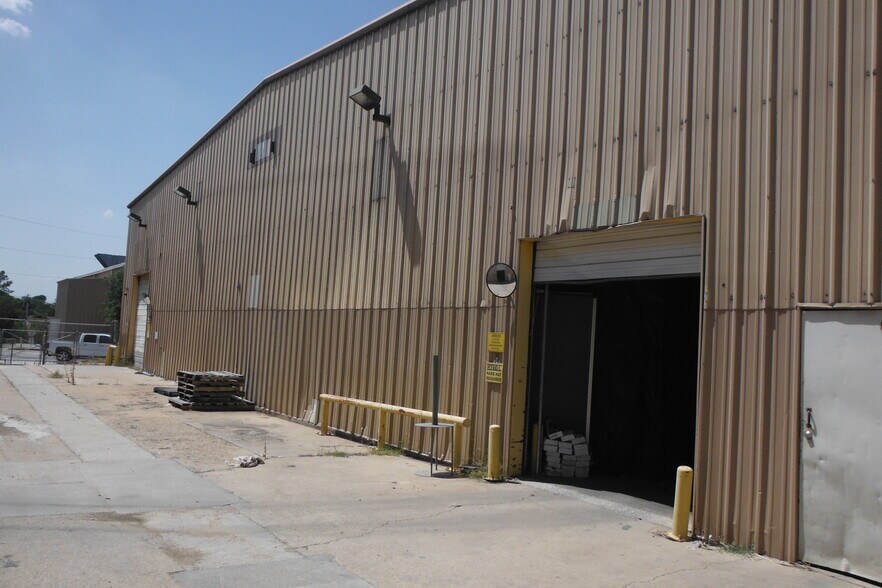 More Photos Of 418 E Jones St, Lewisville Warehouse For Lease