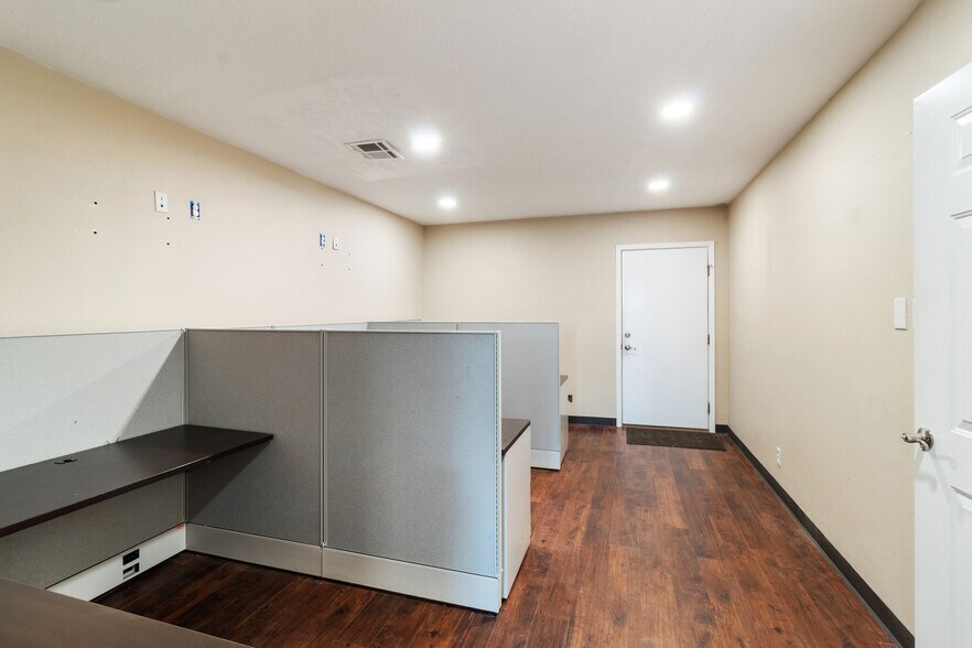 More Photos Of 1902 Pinon Dr, College Station Warehouse For Lease