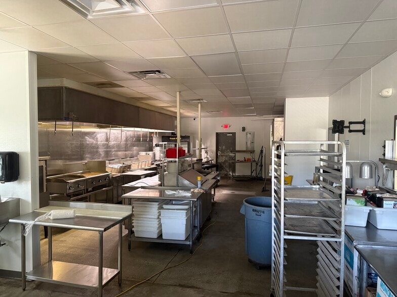 More Photos Of 5681 Nevius Rd, Mobile Restaurant For Lease