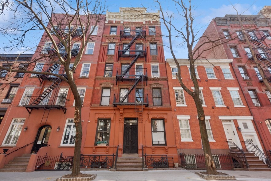 More Photos Of 44 Perry St, New York Apartments For Sale