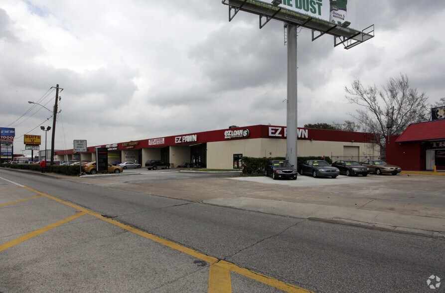 More Photos Of 7000 North Fwy, Houston Storefront For Lease