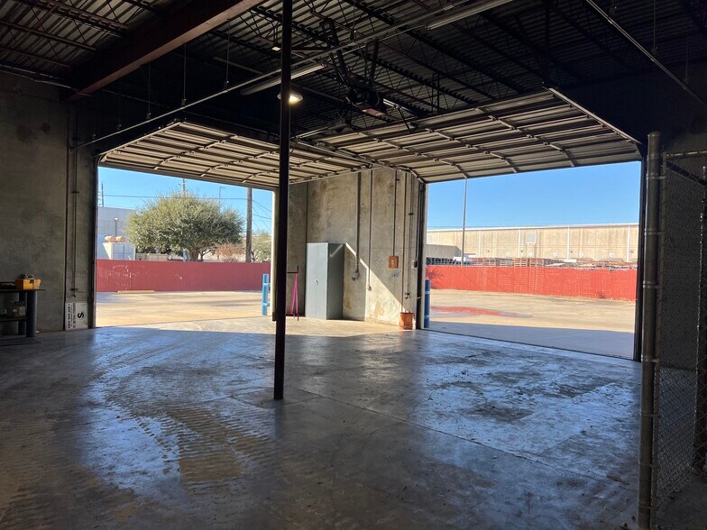 More Photos Of 1125 W Park One Dr, Sugar Land Warehouse For Sale