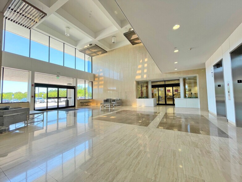 More Photos Of 4501 Tamiami Trl N, Naples Office For Lease