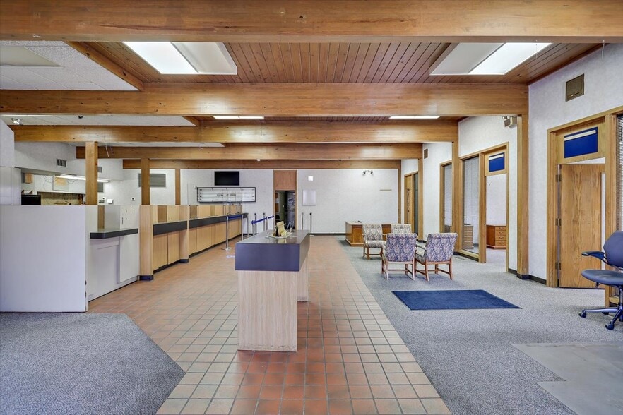 More Photos Of 101 Office Park Dr, Brandon Bank For Lease