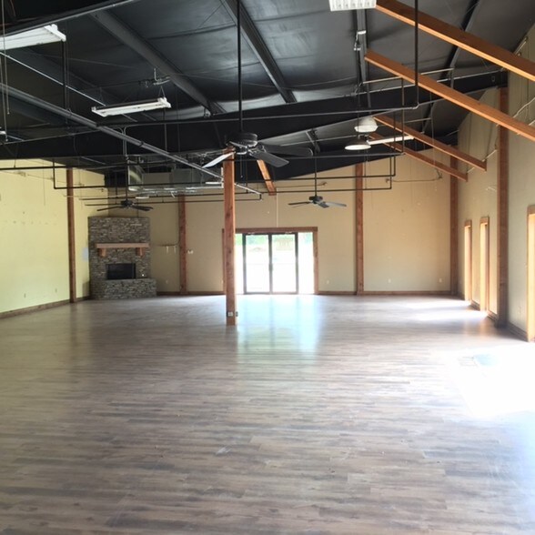 More Photos Of 1715 McCullough Blvd, Tupelo Flex For Lease