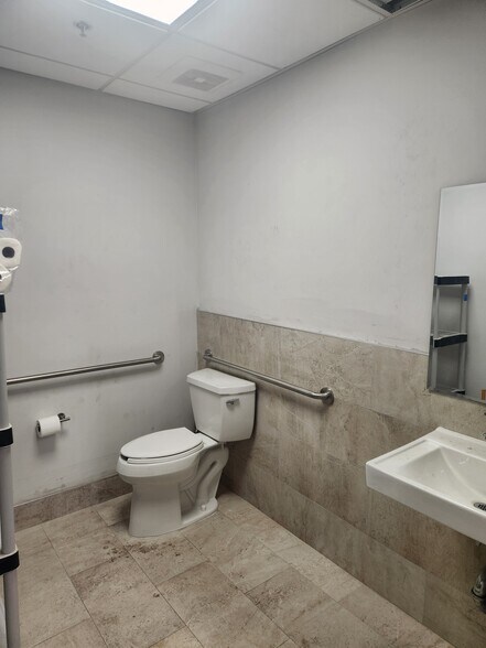 More Photos Of 15 Sproat St, Middleboro Service For Lease