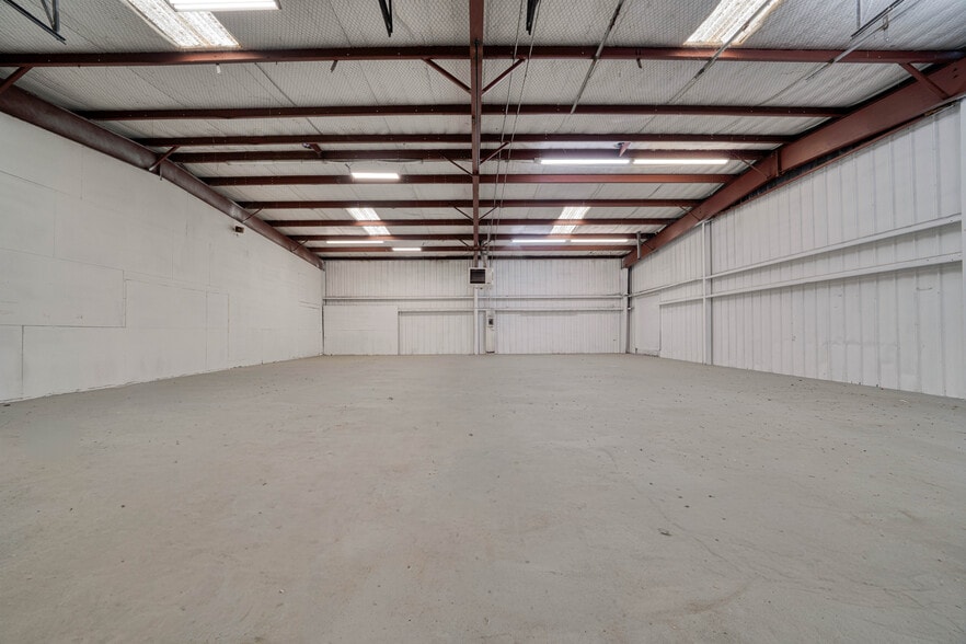 More Photos Of 2005-2007 E Cotton St, Longview Manufacturing For Lease