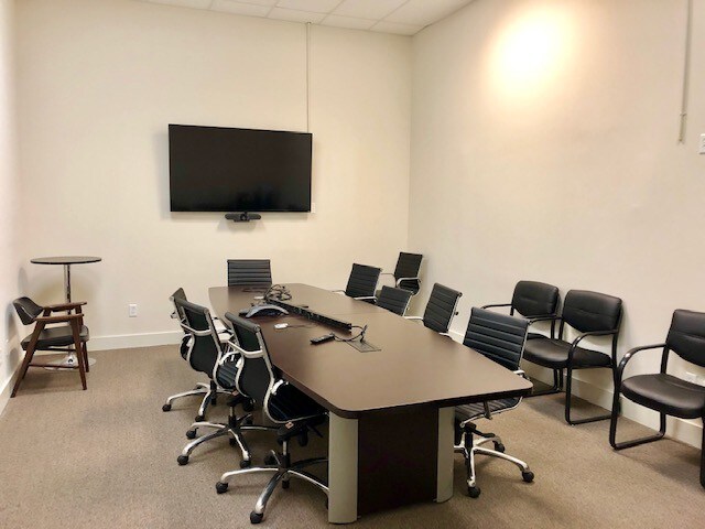 More Photos Of 304 Heritage Dr, Oxford General Retail For Lease