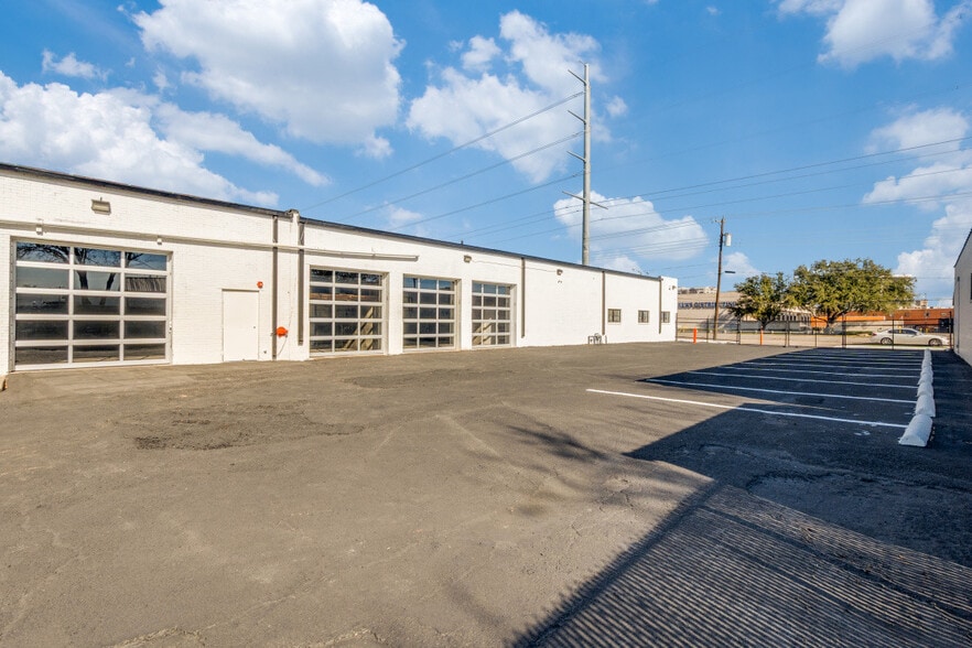 More Photos Of 2711 Irving Blvd, Dallas Light Distribution For Lease