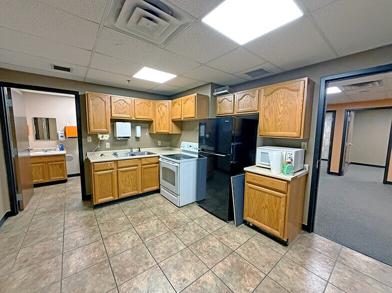 More Photos Of 205 N 44th St, Mount Vernon Showroom For Lease