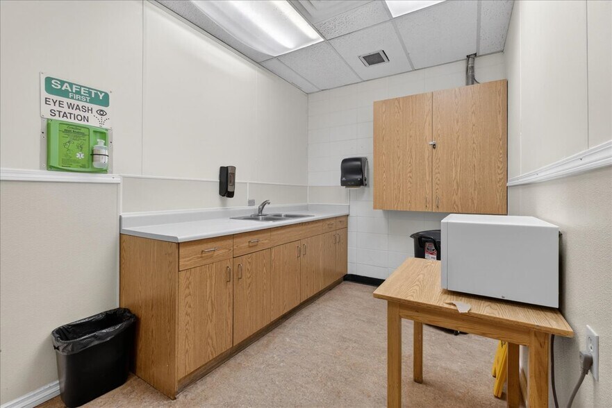 More Photos Of 11831 123 St NW, Edmonton Office For Sale