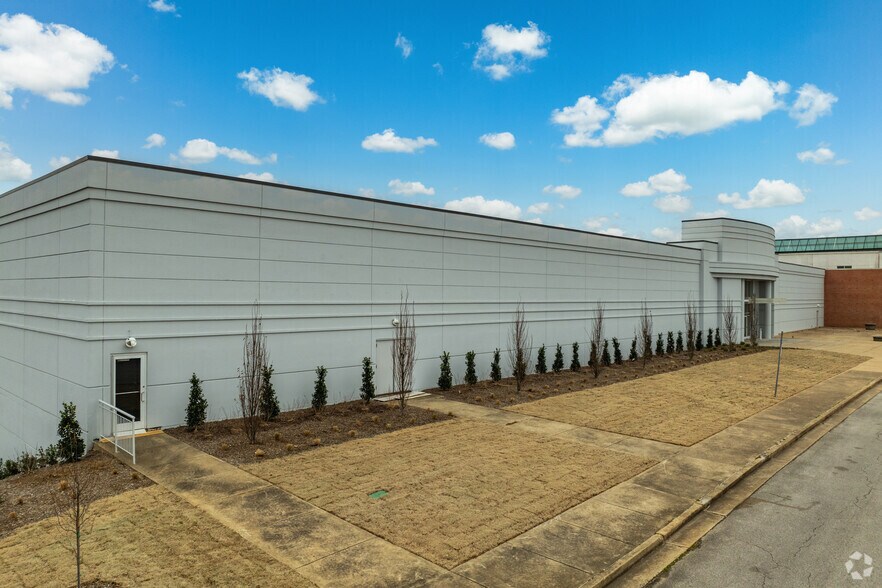 More Photos Of 2800 N Germantown Pky, Memphis Department Store For Lease