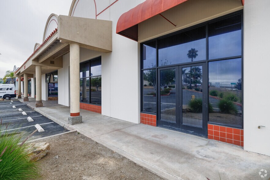 More Photos Of 1617 Capalina Rd, San Marcos Showroom For Lease