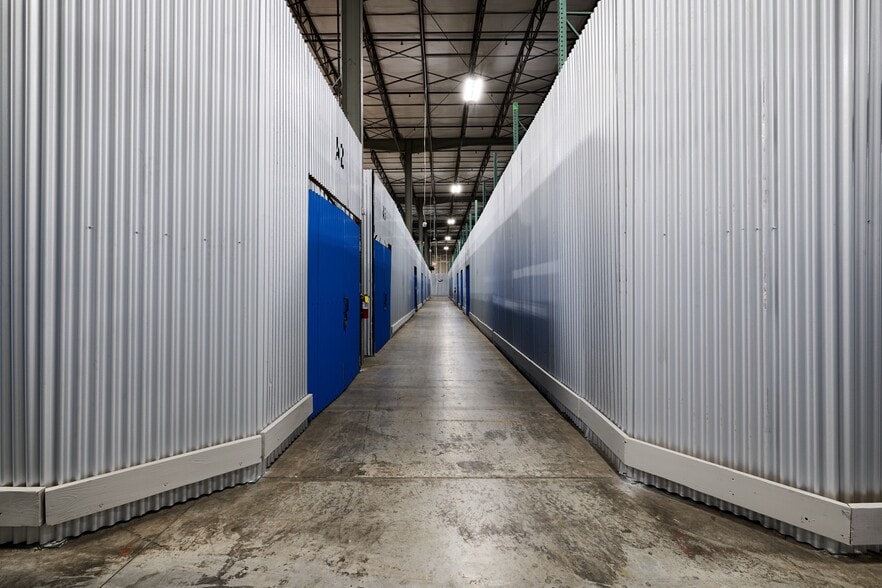 More Photos Of 2507 Investors Row, Orlando Distribution For Lease