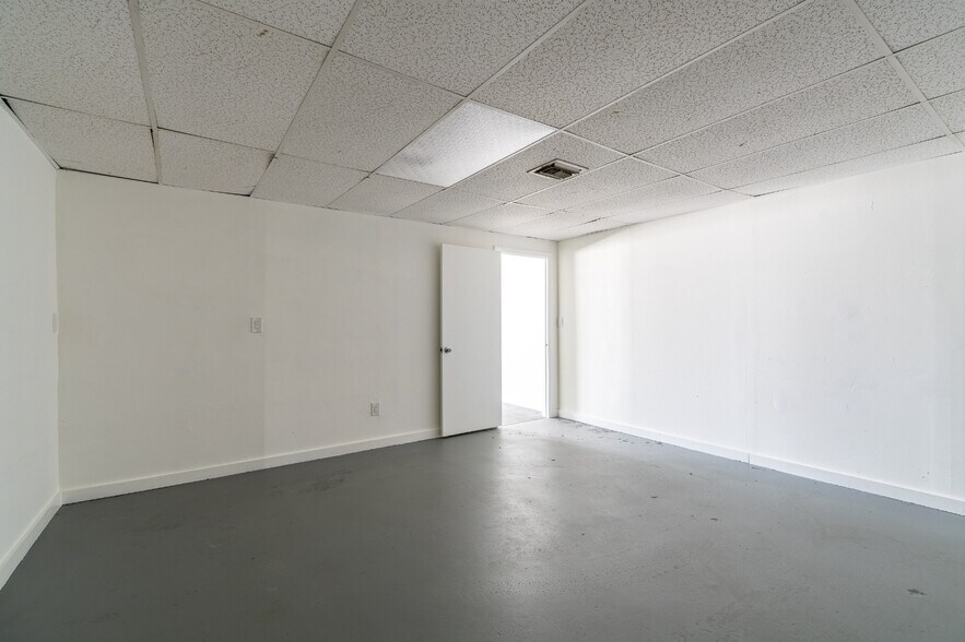 More Photos Of 3507-3530 NW 10th Ave, Oakland Park Warehouse For Lease