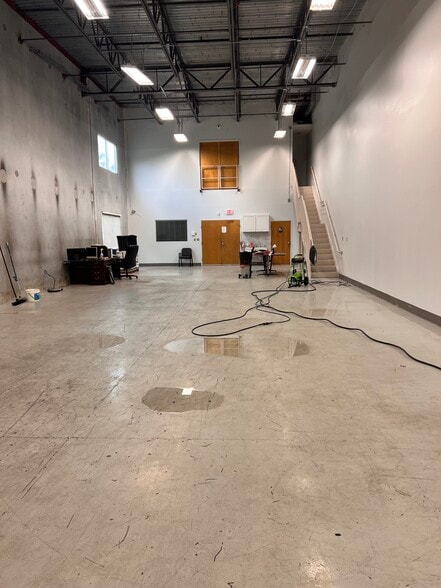 More Photos Of 6457 Hazeltine National Dr, Orlando Warehouse For Sale