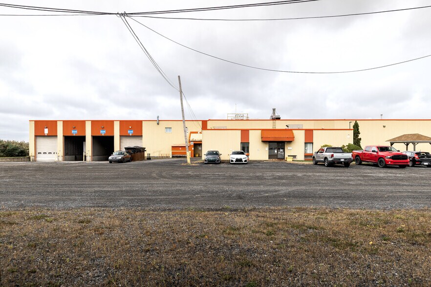 More Photos Of 2620 Rue Bernard-Pilon, St-Mathieu-de-Beloeil Manufacturing For Sale