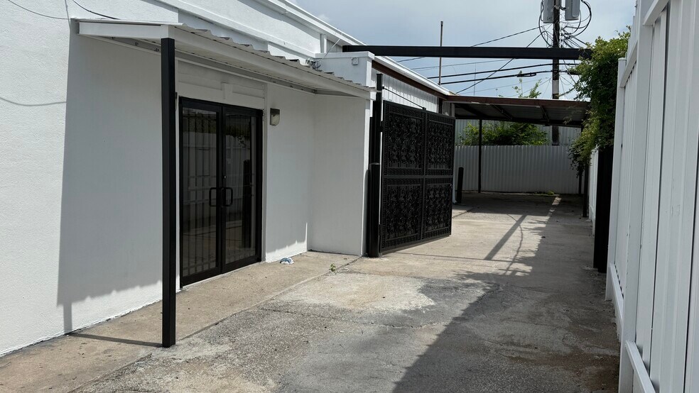 More Photos Of 5901 Schumacher Ln, Houston Office Residential For Lease