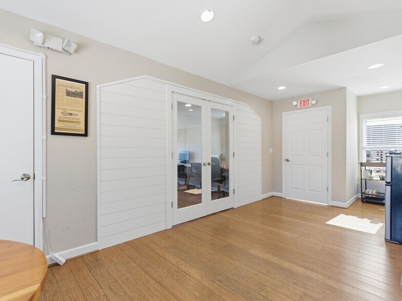 More Photos Of 928 E 11 Mile Rd, Royal Oak Serviced Offices For Lease