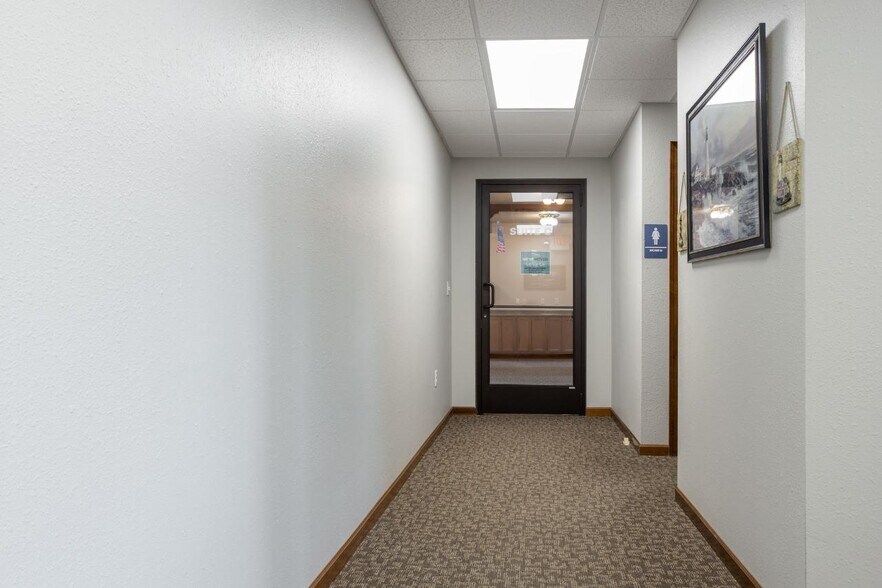 More Photos Of 2000 Burdick Expy E, Minot Office For Lease