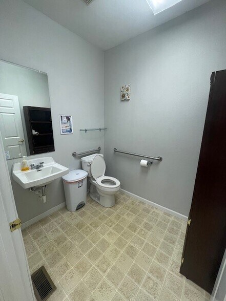 More Photos Of 122 Lincoln Place Ct, Belleville Office For Sale