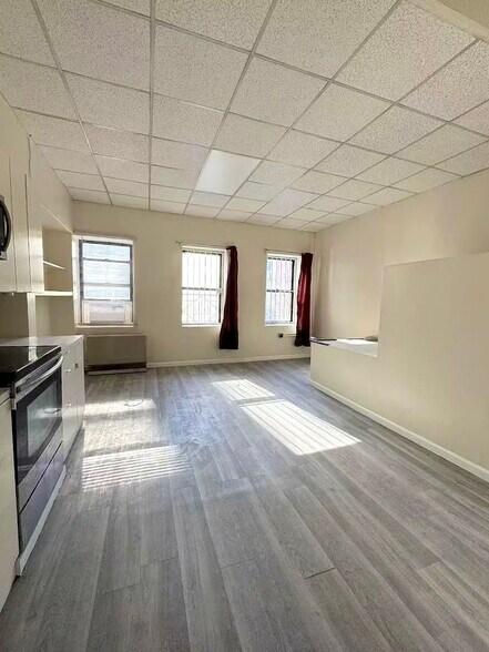 More Photos Of 141 Grand St, New York Storefront Retail Office For Sale