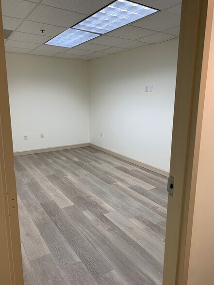 More Photos Of 2201-2225 N Commerce Pky, Weston Unknown For Lease