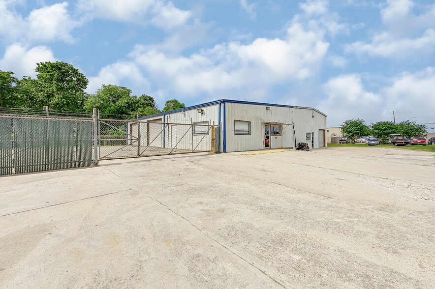 More Photos Of 1517 Spencer Highway, La Porte Auto Repair For Sale