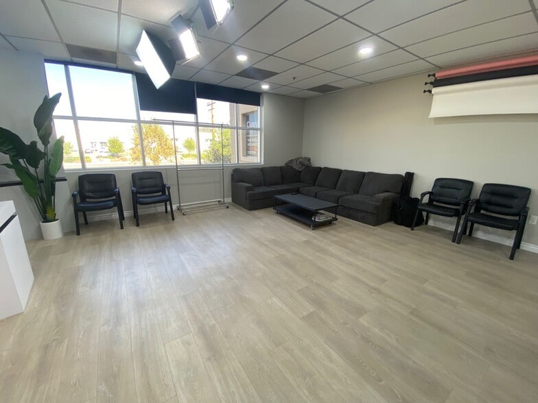 More Photos Of 18451 Collier St, Lake Elsinore Showroom For Lease
