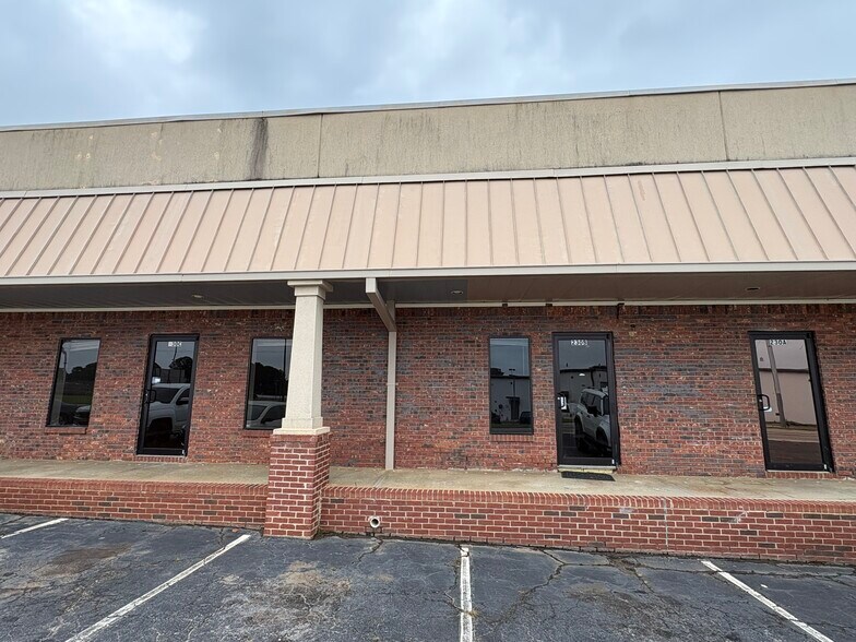 More Photos Of 230 N Hammond Dr, Monroe Storefront For Lease