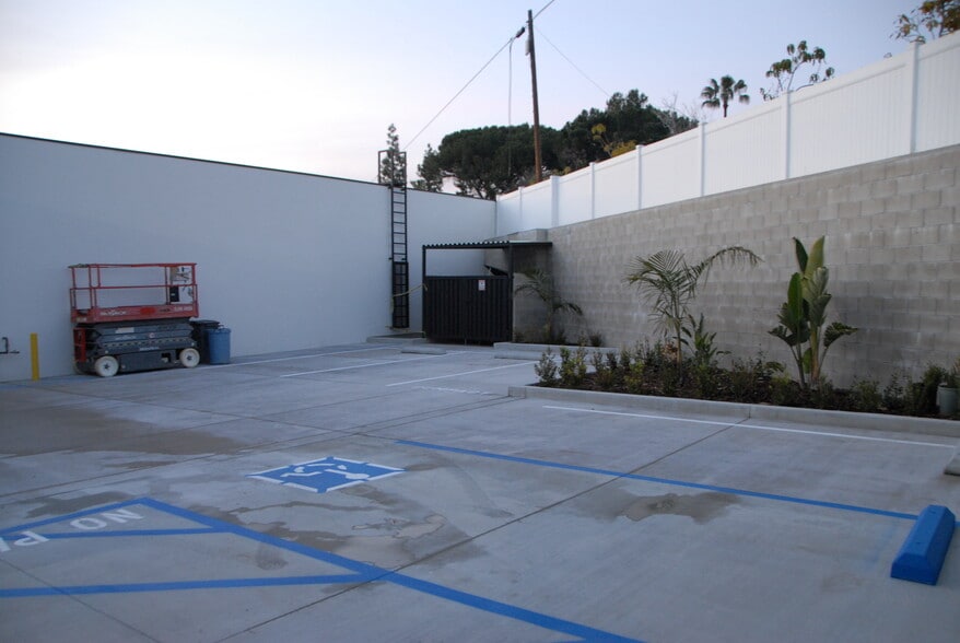 More Photos Of 2865 Foothill Blvd, La Crescenta Storefront Retail Office For Lease