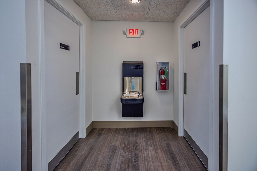 More Photos Of 6912 Main St, Downers Grove Unknown For Lease