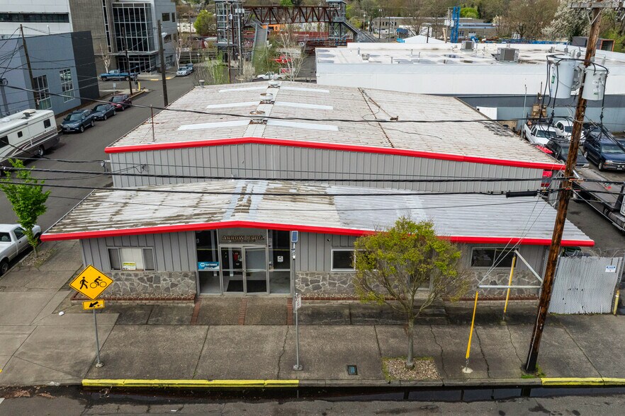 More Photos Of 3455 SE 21st Ave, Portland Service For Sale