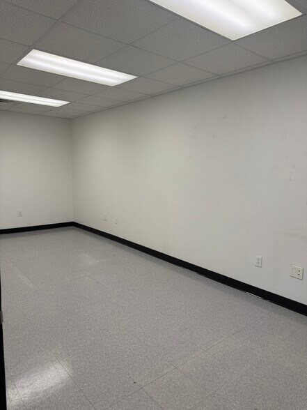More Photos Of 9011 Polaris Dr, Oklahoma City Distribution For Lease