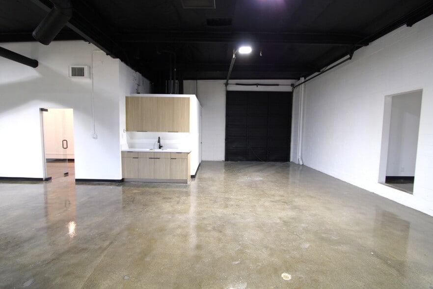 More Photos Of 2124-2134 Floyd St, Burbank Warehouse For Lease