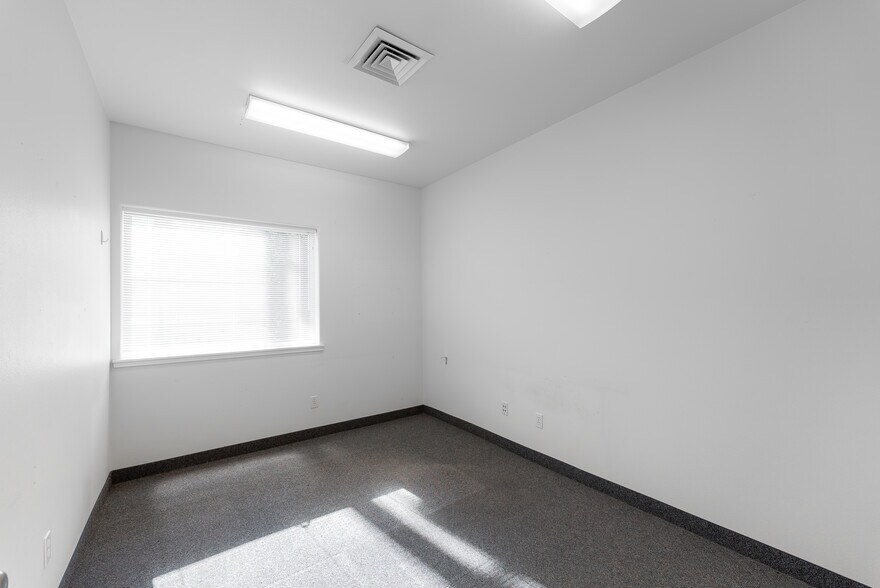 More Photos Of 2665 Glendale Valley Rd, Glendale Office For Sale