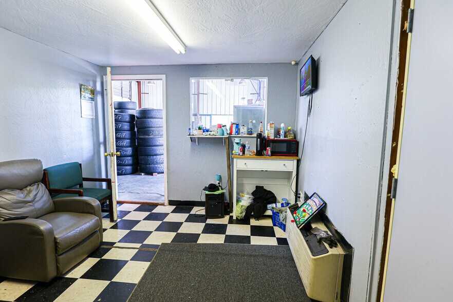 More Photos Of 430 US-62 E, Eddyville Auto Repair For Sale