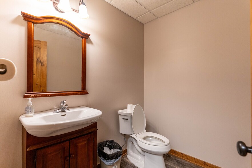 More Photos Of 800 Creekside Dr, Gardner Showroom For Sale