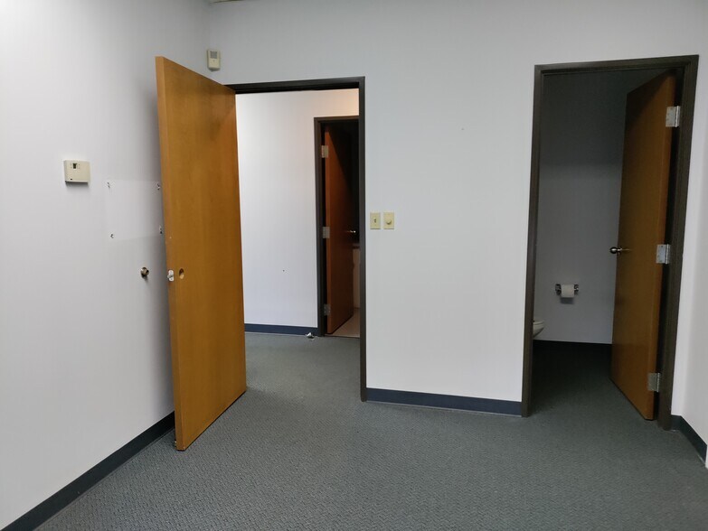 More Photos Of 336 Washington Pointe Dr, Indianapolis Office For Lease