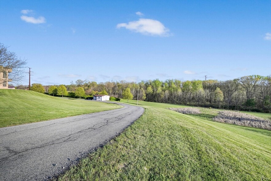 More Photos Of 2835 Mountain View Dr, Bath Office For Sale