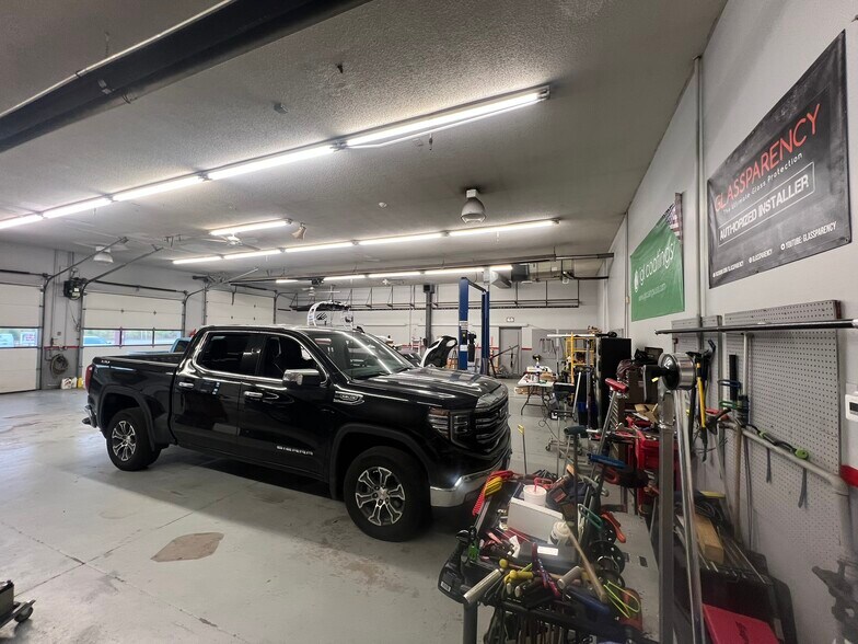 More Photos Of 8350 W Washington St, Indianapolis Auto Repair For Lease