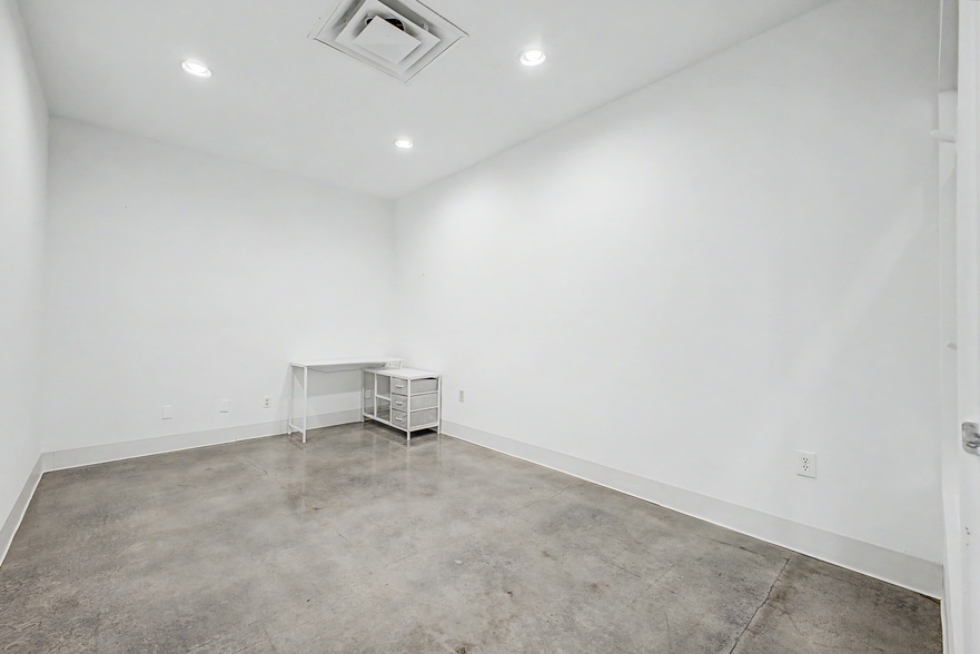 More Photos Of 4750 N Central Ave, Phoenix General Retail For Lease