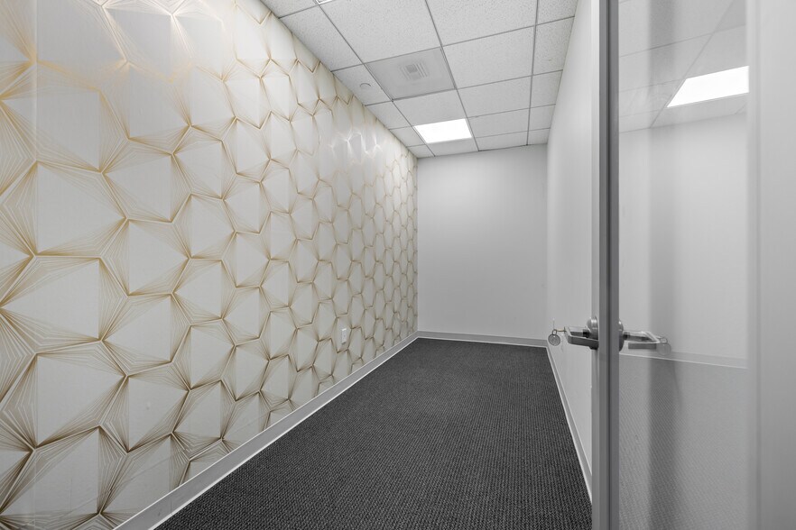 More Photos Of 17 S Briar Hollow Ln, Houston Office Residential For Lease