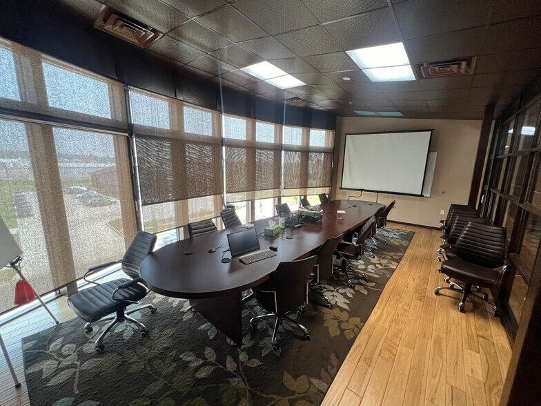 More Photos Of 812 Burlington Dr, Bismarck Office For Sale