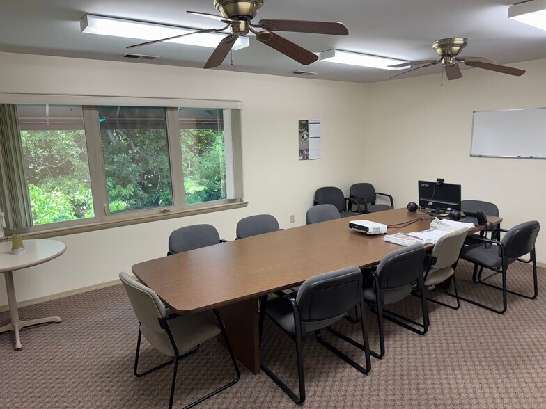 More Photos Of 3025 N Saint Peters Pky, Saint Peters Showroom For Sale